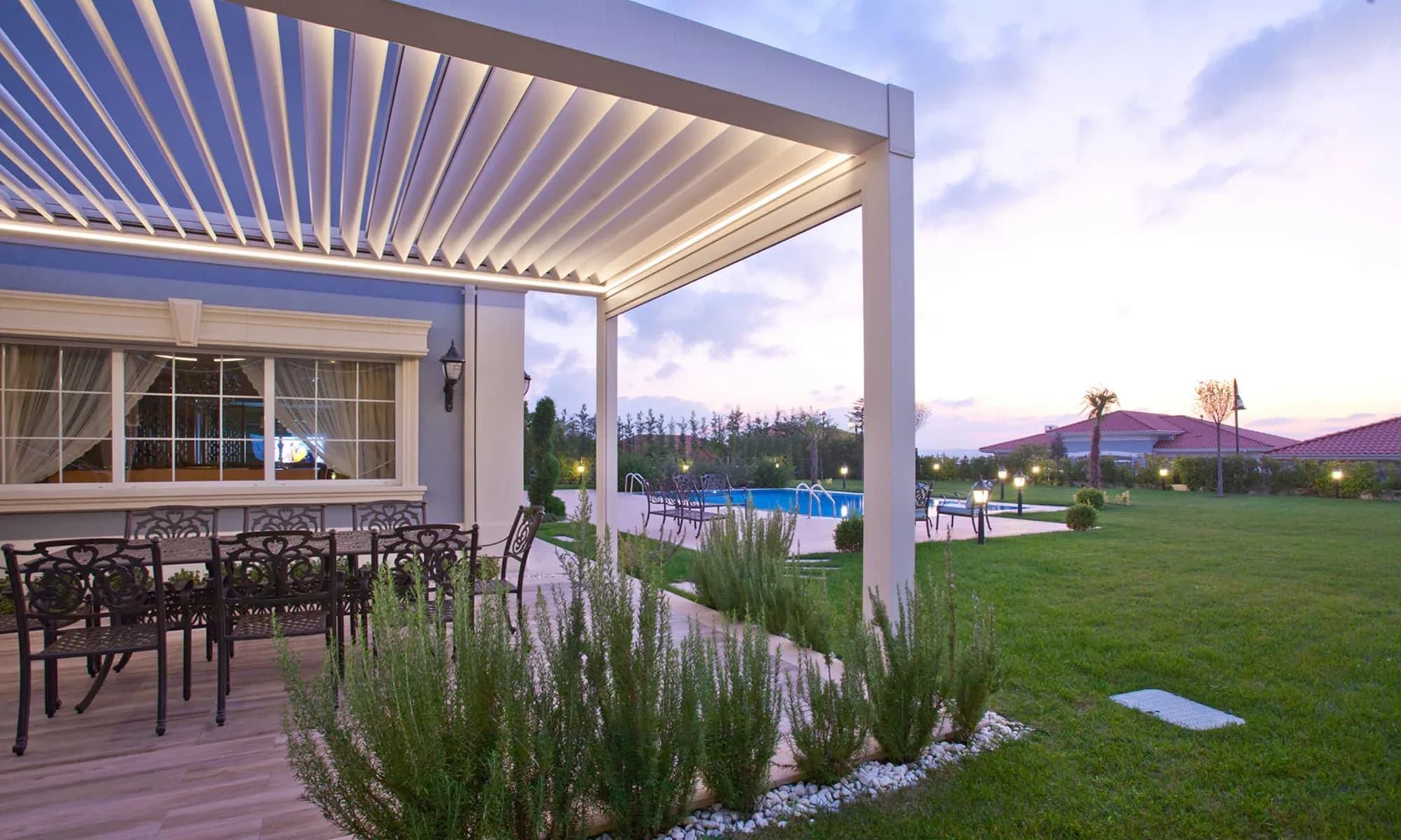 Aluminium louvre roof system with adjustable blades